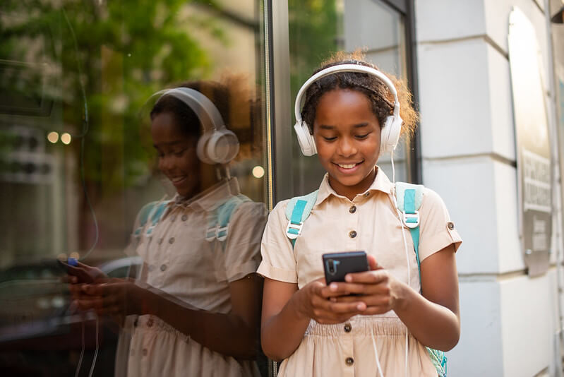 the-tricky-timing-of-a-childs-first-smartphone